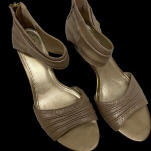 Via neroli Nude shimmery leather ankle wedge sandals size 7